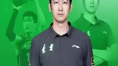 “武汉小学生寒冬校园内与喀麦隆前国脚较量足球技艺，激情对决！”